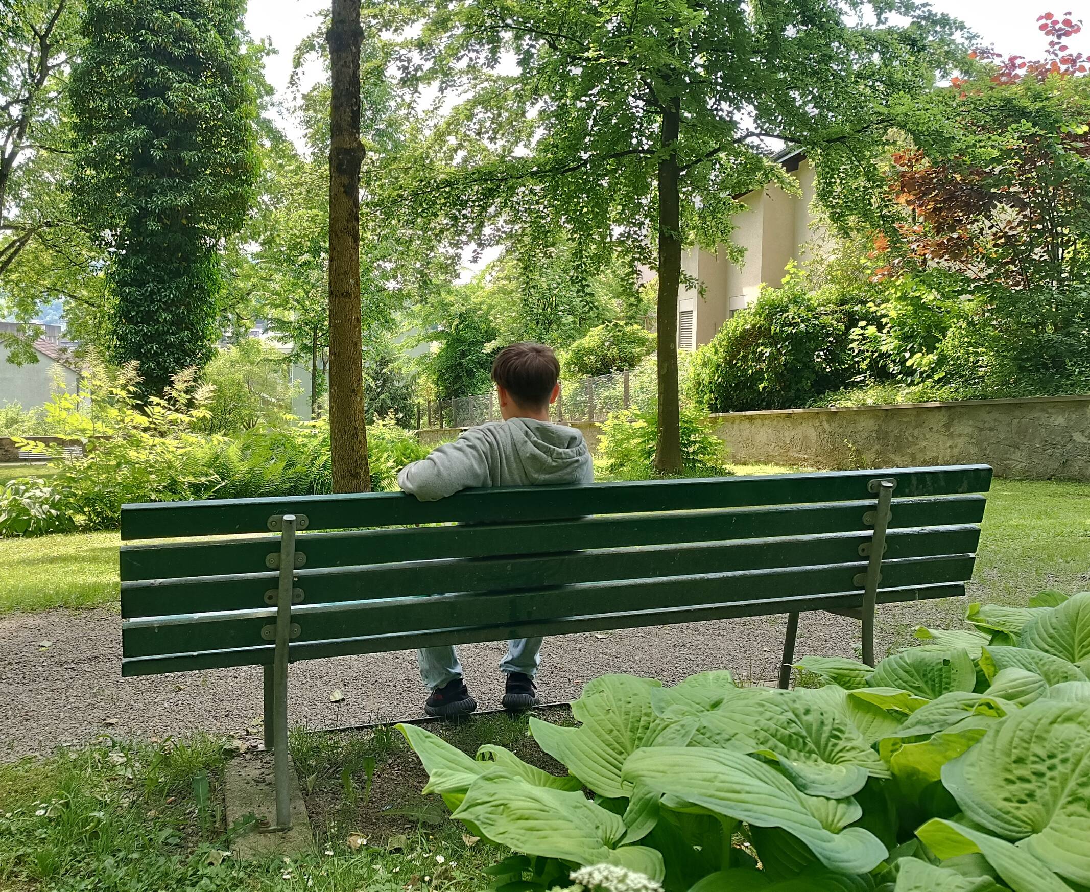 Image symbolique d'un jeune dans un parc.