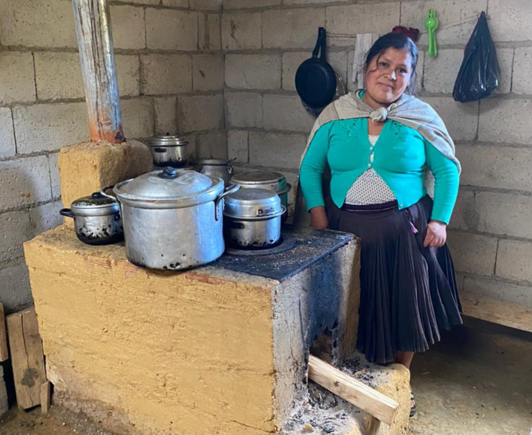 Der Kochherd dieser peruanischen Bäuerin benötigt weniger Holz als der frühere und soll dazu beitragen, CO2-Emissionen der Schweiz zu kompensieren.