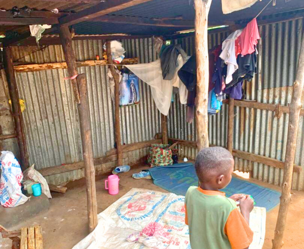 Les conditions dans le camp de Gorom sont précaires. Le camp accueille bien plus de personnes que prévu et celles-ci vivent dans des cabanes qu'elles ont construites elles-mêmes.