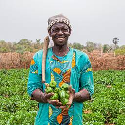 Modeste Traoré war früher Fischer. Da der Lac Wegnia durch den Klimawandel langsam austrocknet, wurde Modeste Bauer. Mit nachhaltigen und ressourcenschonenden Anbaumethoden und dem Gebrauch von Bio-Dünger erntet er genug, um seine Familie ernähren zu können. Mali, 2021.