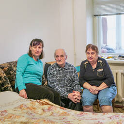 Tatyana und ihre Eltern mussten aus Mariupol fliehen. Nun teilen sie sich eine kleine Wohnung in der Nähe von Odessa.