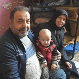 Mohammad Zakaria Heyek mit seinem jüngsten Kind und seiner Frau.