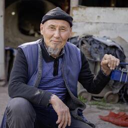 Shokirjon Shamirov vor seinem Haus in Shirinob, Tadschikistan.