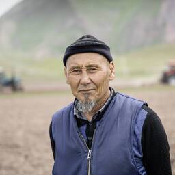Shokirjon Shamirov ist ein einfacher Bauer im Rasht-Tal in Tadschikistan. Er ist einer, von 25 Landwirten, die direkt am Caritas-Projekt beteiligt sind.