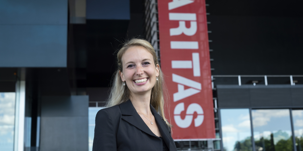 Die Preisträgerin, Lea Hungerbühler, setzt sich für die Rechte von geflüchteten Menschen ein und verhilft Schutzsuchenden mit neuen Herangehensweisen zu ihrem Recht.
