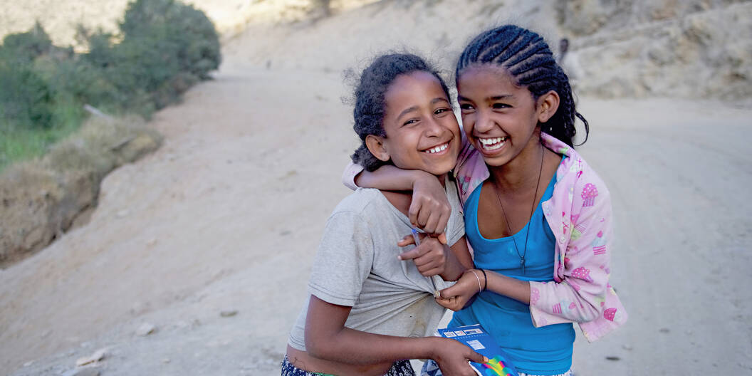 Unbekannte Mädchen bei Dowhan, Tigray, Äthiopien spielen auf der Strasse