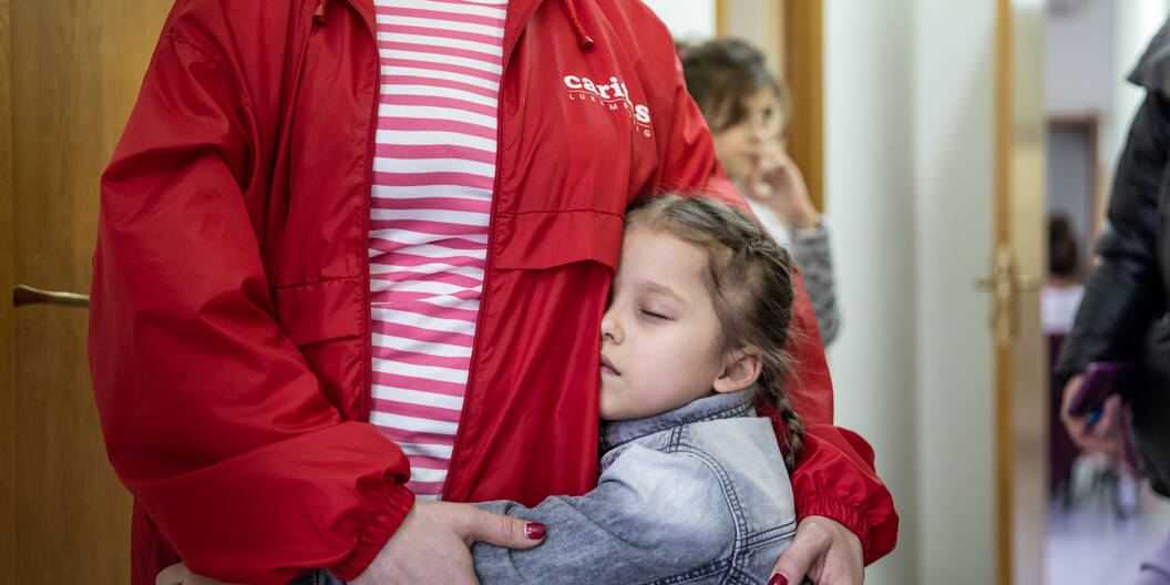 Caritas centres provide accommodation for refugees. Caritas provides them with urgently needed goods and supports their long-term integration. Once in Moldova, the refugee girl seeks support from a centre worker.