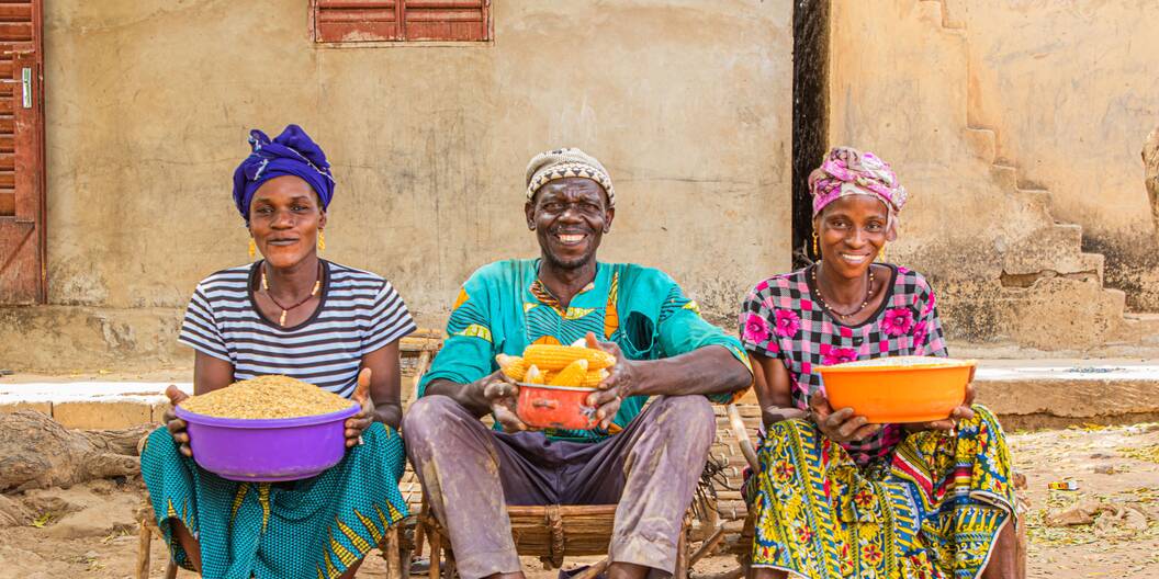 Zwei Bäuerinnen und ein Bauer im Dorf Wegnia in Mali