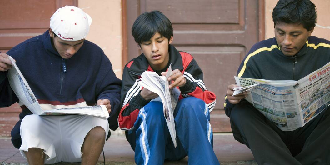 Jugendliche lesen die Zeitung