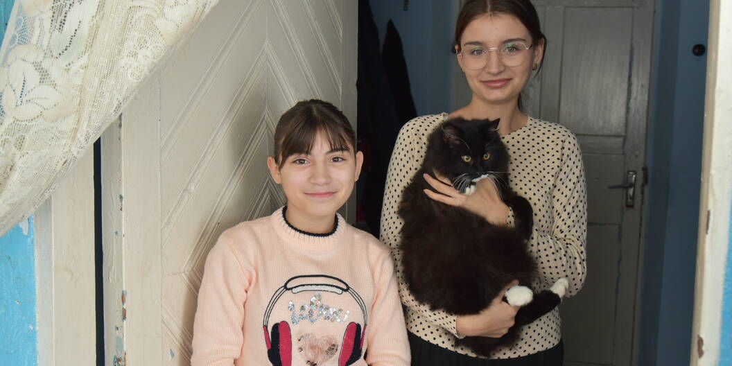 Masha und Dasha mit ihrer Katze