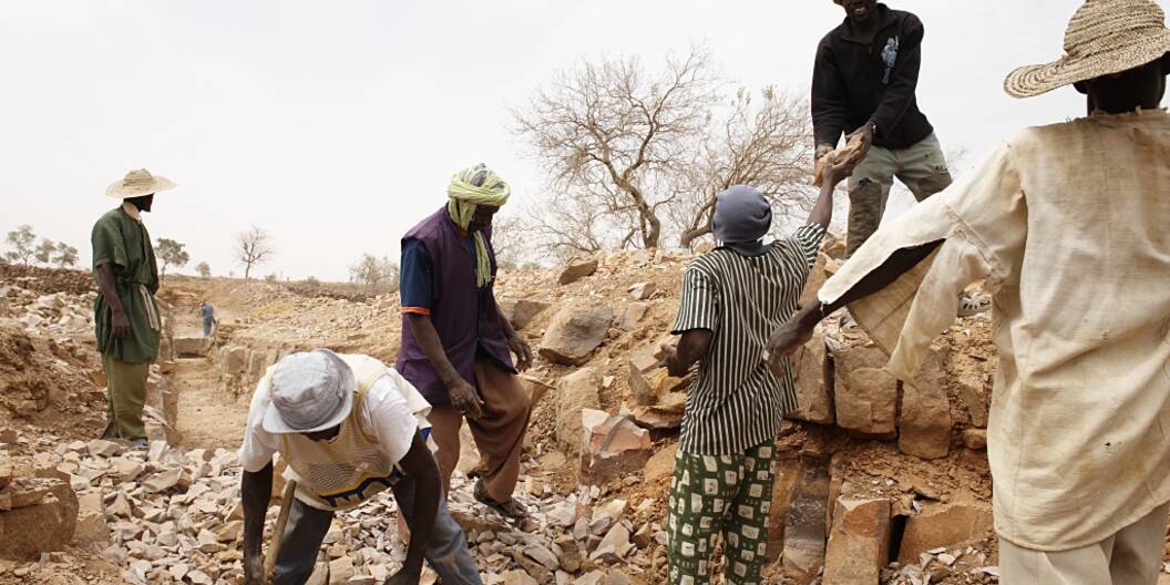 Mit dem Bau von Rückhaltebecken begegnen diese Bauern in Mali dem Wassermangel infolge des Klimawandels.