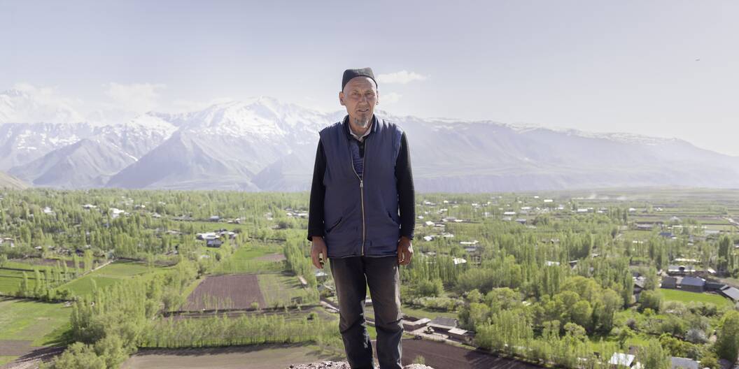 Shokirjon Shamirov auf einer Anhöhe vor seinem Wohnort, Shirinob in Tadschikistan.