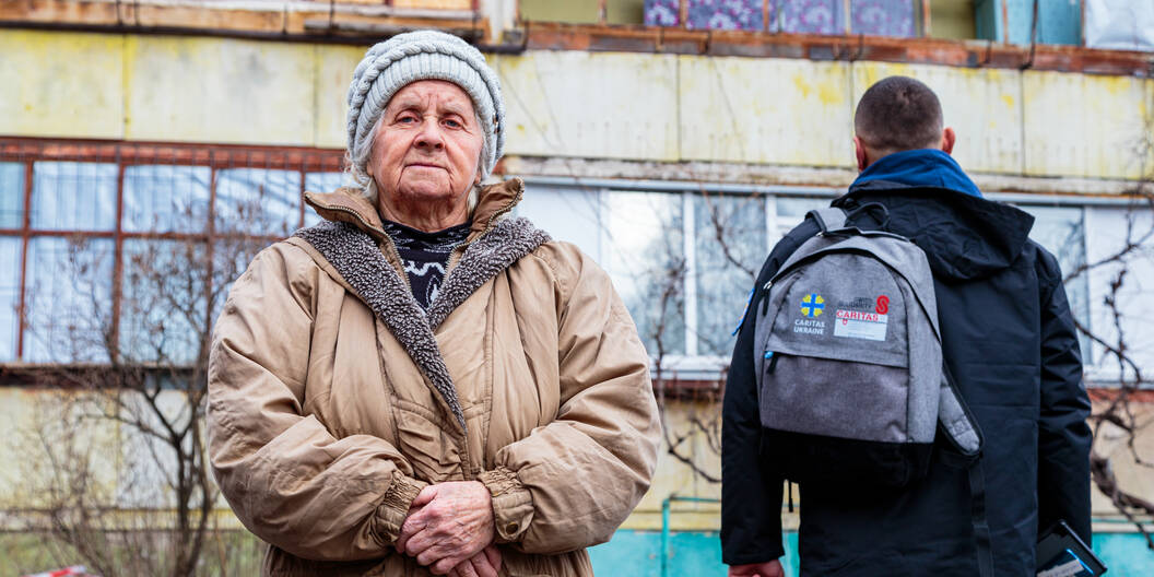 Bei einem Raketeneinschlag in Zaporizhzhia sind bei der 84-Jährigen Margarita (Name geändert) fast alle Fenster ihrer Wohnung geborsten. Caritas hilft ihr, den Schaden zu beheben.