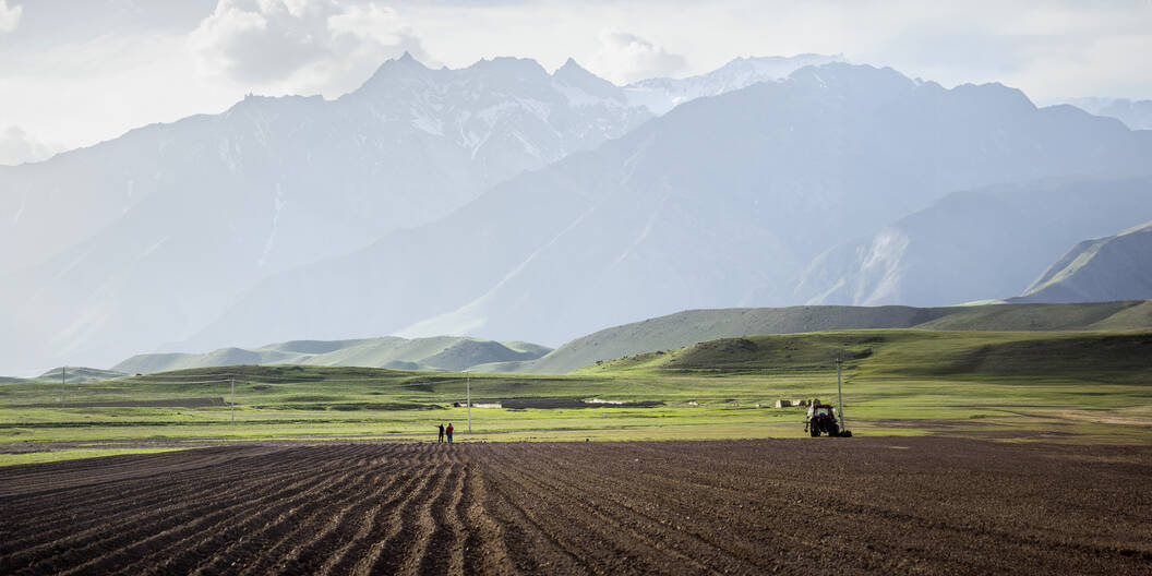 Bergbäuerinnen und Bergbauern in Tadschikistan sind vom Wetter abhängig. Caritas unterstützt sie mit Wetterstationen dabei, sich dem Klimawandel anzupassen.