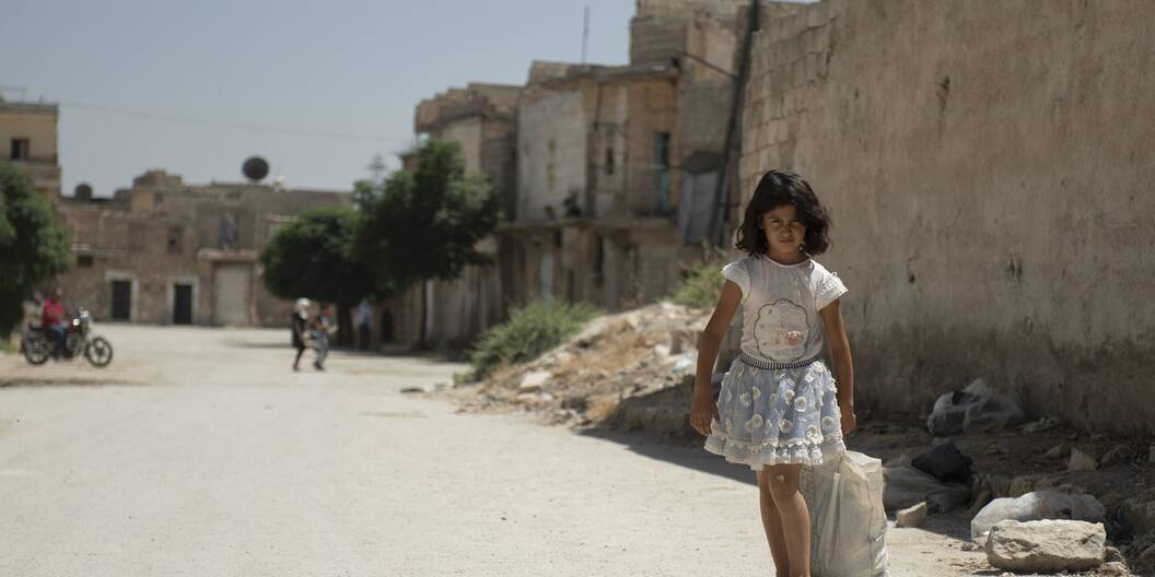 Ein Mädchen zieht durch das Quartier Jabal Bedro in der von Erdbeben und Krieg zertrümmerten Stadt Aleppo.